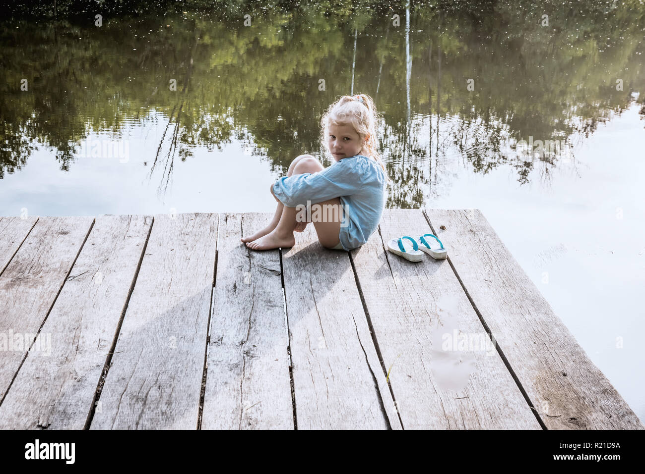 Einsame kleine Mädchen träumen Stockfoto