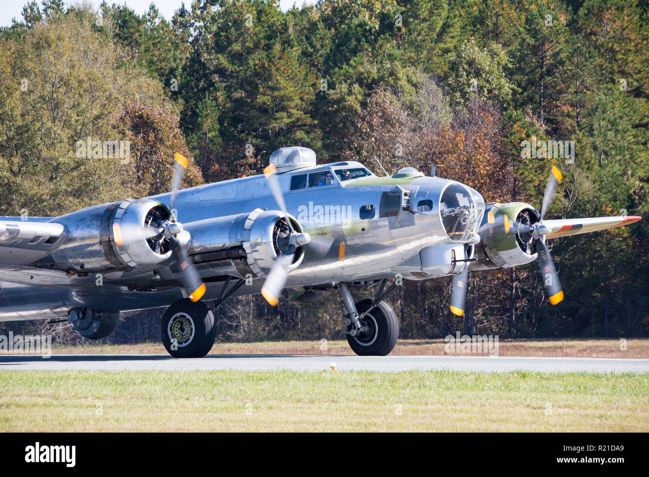 MONROE, NC (USA) - 10. November 2018: ein B-17 Bomber Drehzahlen der Motoren auf der Landebahn am Warbirds über Monroe Air Show. Stockfoto
