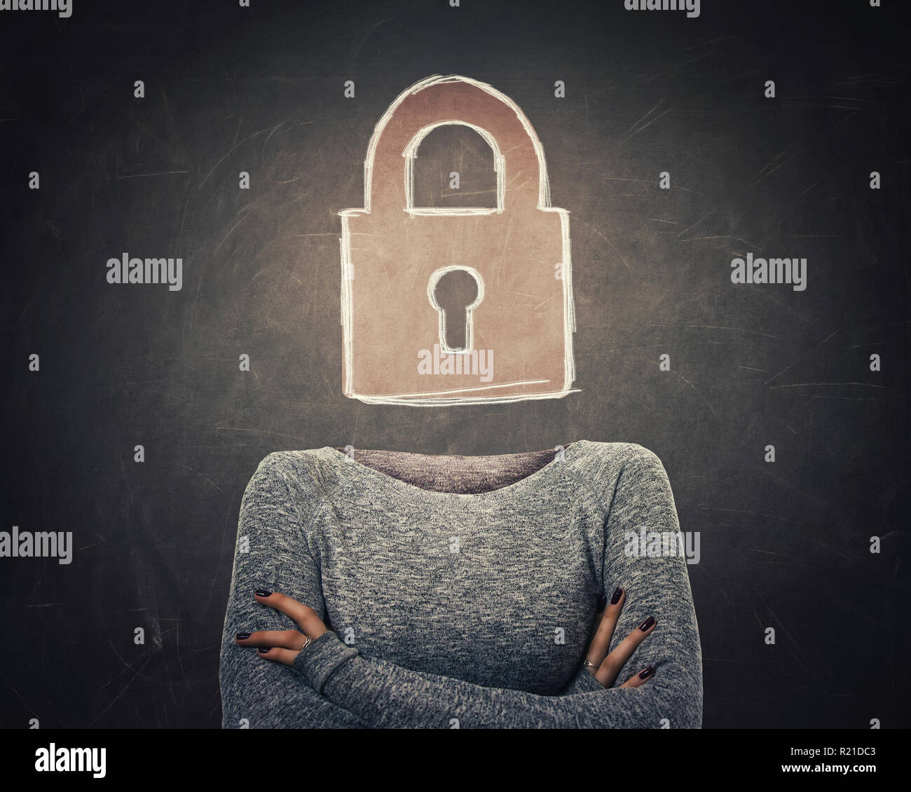 Surreale Bild junge Frau mit gekreuzten armss und Symbol Sperren statt Kopf über blackboard Hintergrund dargestellt. Vorhängeschloss als Sicherheit Symbol im Geschäft. D Stockfoto