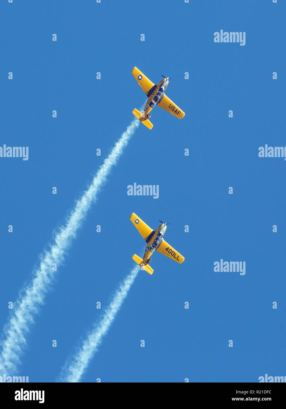 MONROE, NC (USA) - 10. November 2018: Zwei aerobatic Flugzeug führen Sie einen steilen Aufstieg in der tiefen blauen Himmel bei den Warbirds über Monroe Air Show. Stockfoto