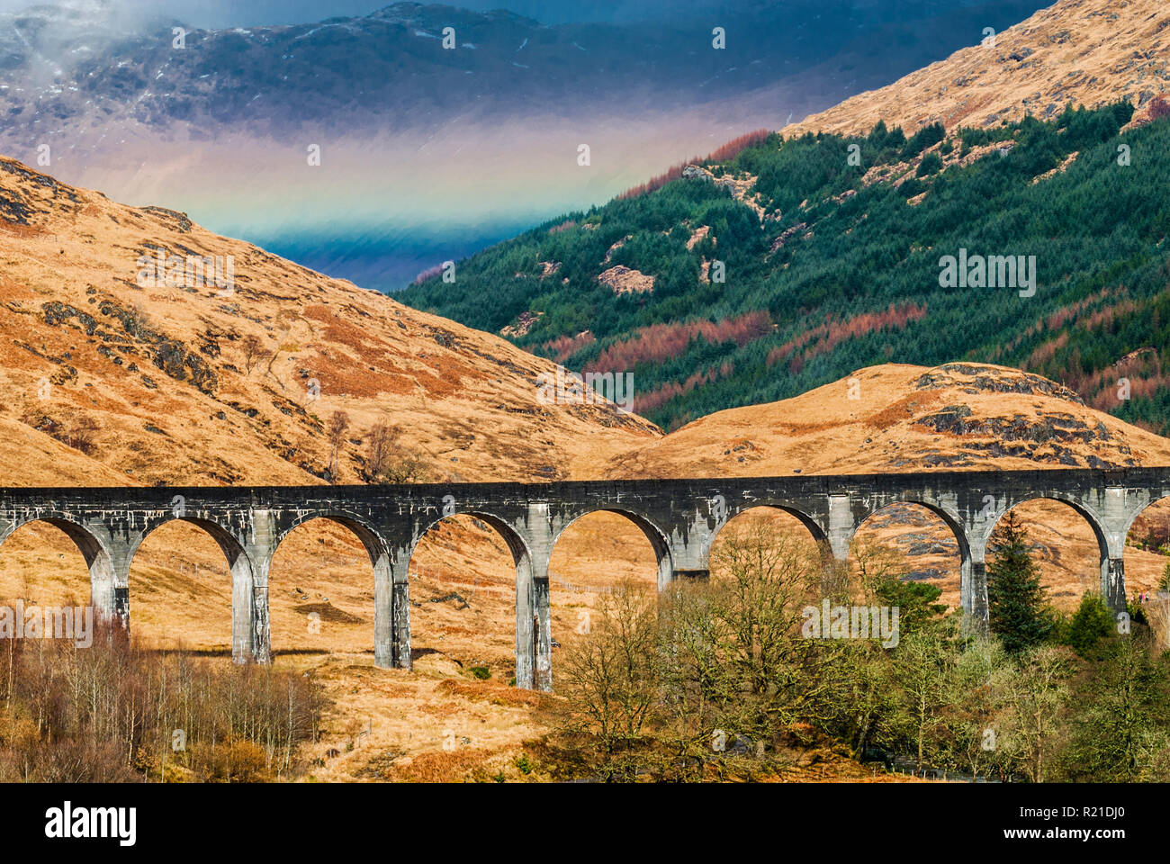 Ein Regenbogen über Glen Finnan und das glenfinnan Eisenbahnviadukt auf der berühmten Straße in die Inseln in Lochaber, Scottish Highlands Stockfoto