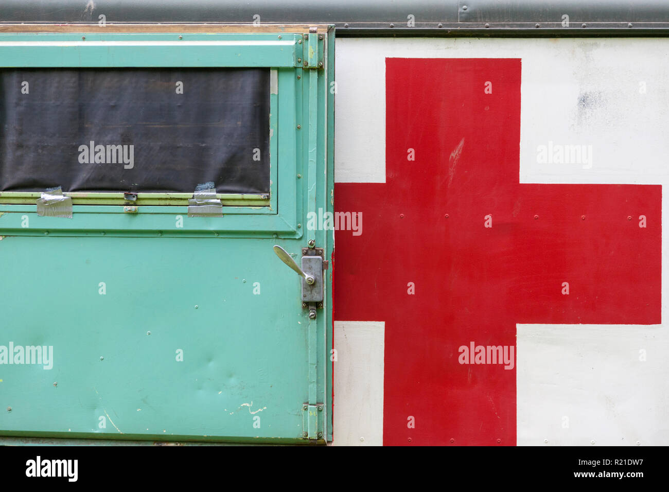 Ein 1972 British Army Land Rover Serie III battlefield Krankenwagen an einer militärischen Fahrzeug Anzeige in Durham Light Infantry Museum, County Durham, UK Stockfoto