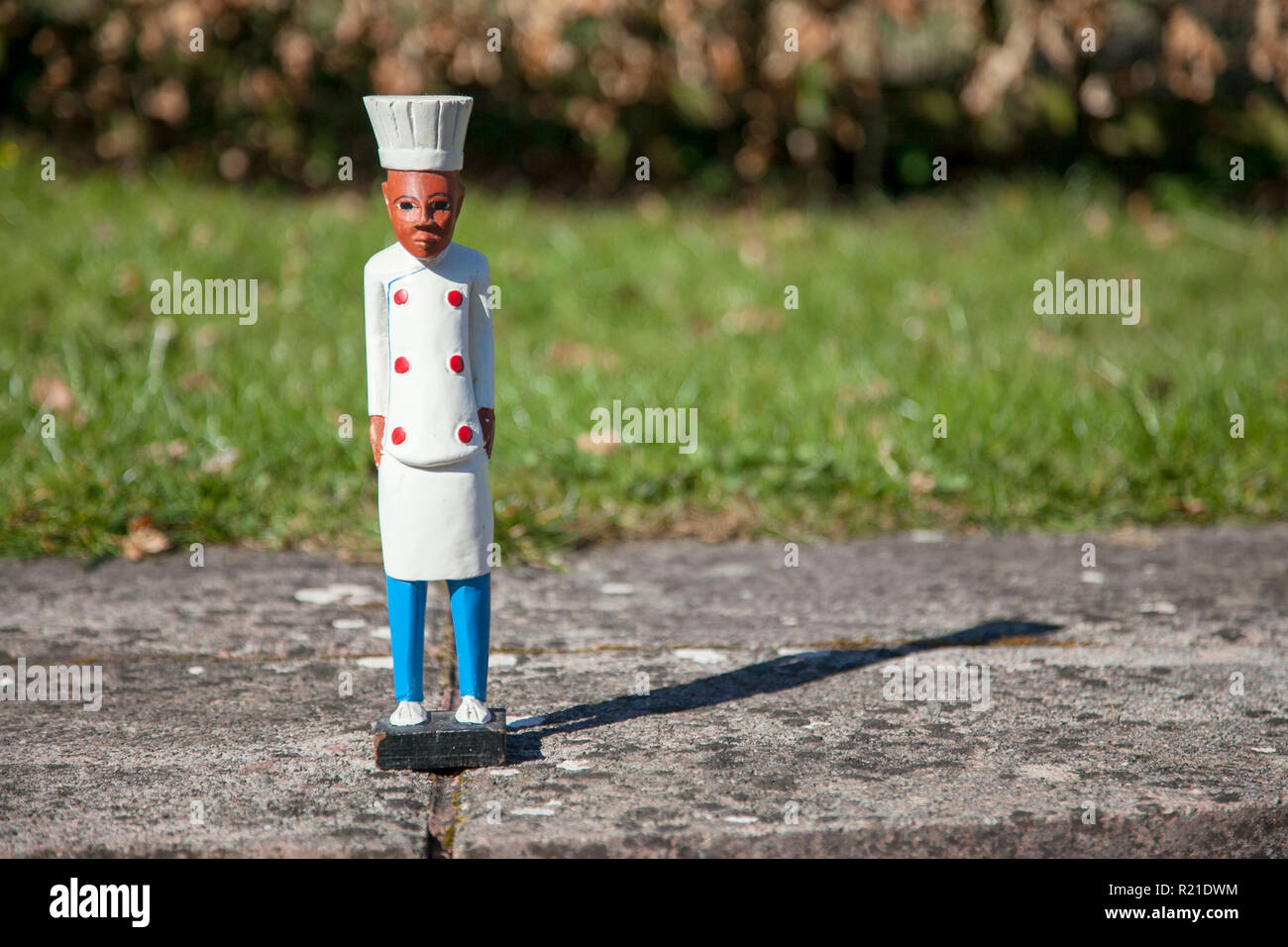 Wackelnder Holzmann Mit Magnetgesichtern - Lustiges Auto Ornament & Deko Figur Für Zuhause (8x5x4cm)