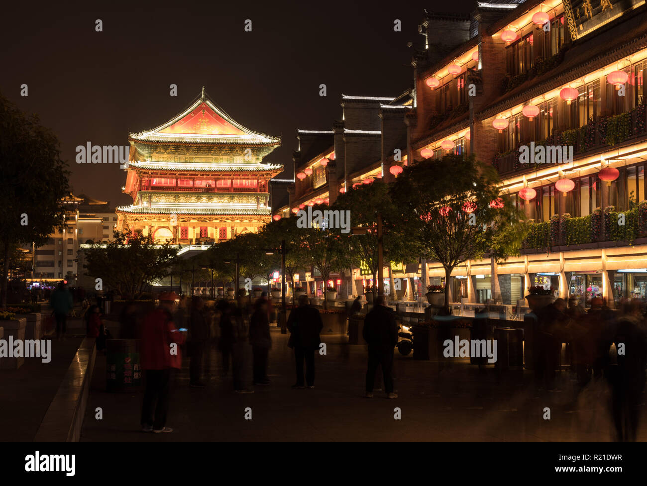 Beleuchtete Glockenturm in Xian, China in der Nacht Stockfoto