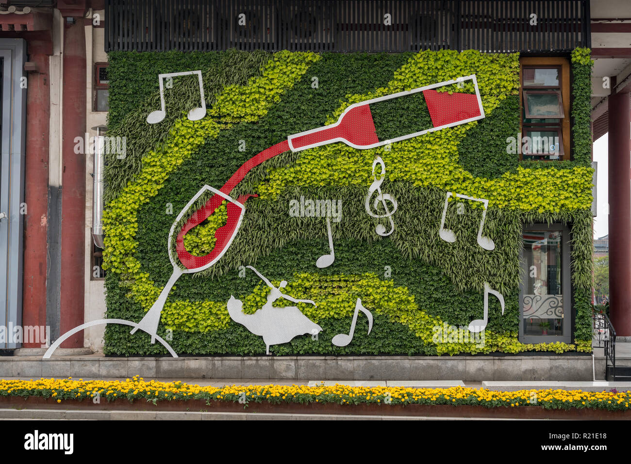 Vertikale Garten mit Wein Flasche und Glas an der Bar in Xian Stockfoto