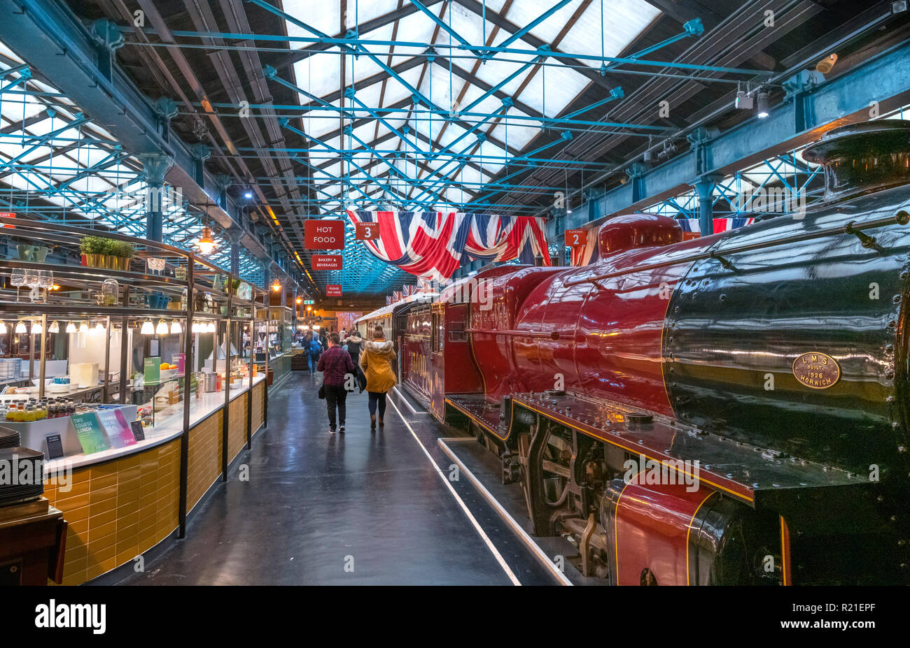 Dampfzug und Cafes in der Bahnhofshalle, National Railway Museum, York, North Yorkshire, England, Großbritannien Stockfoto