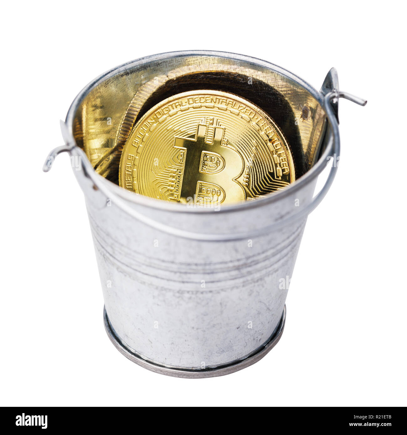 In den Eimer auf weißem Hintergrund Bitcoin Stockfoto