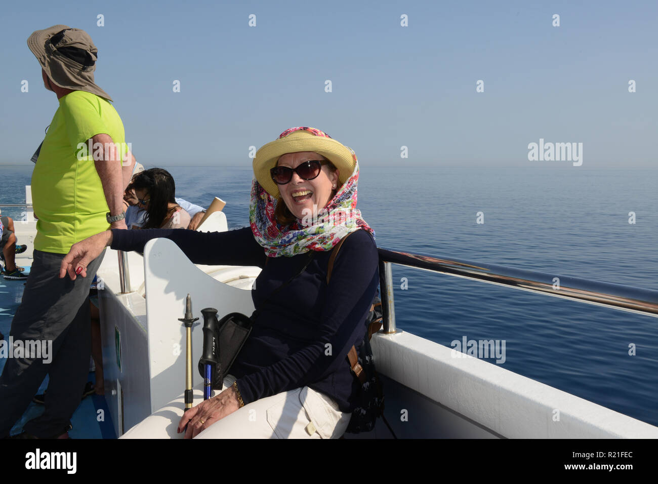 Glückliche Frau an Bord des Schiffes auf See Stockfoto