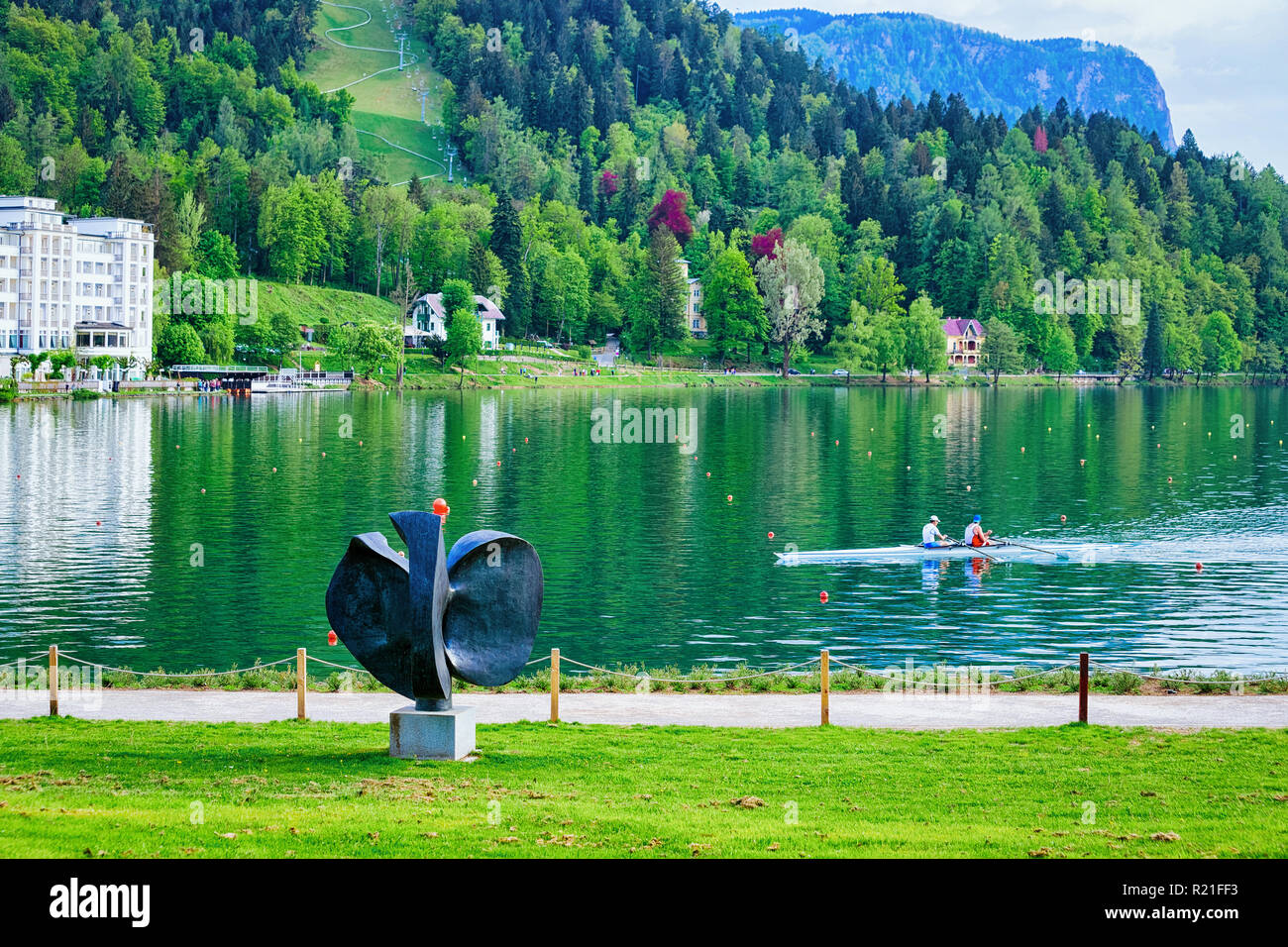 Schöne Landschaft mit Personen Kajakfahren auf dem See von Bled, Slowenien Stockfoto