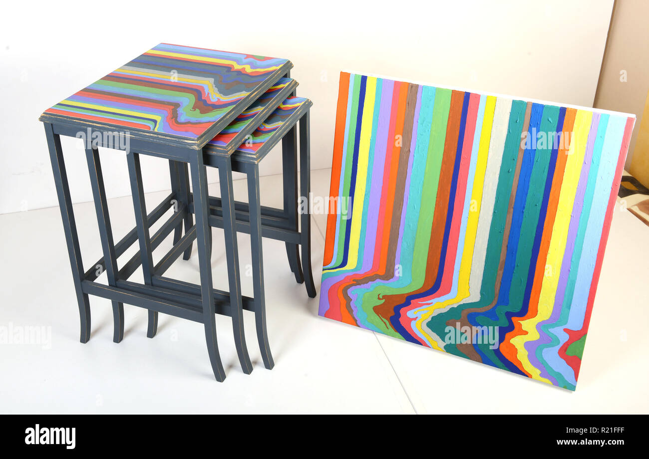 Shabby Chic Möbel mit passenden Malerei aus alten Tabellen gemacht Stockfoto