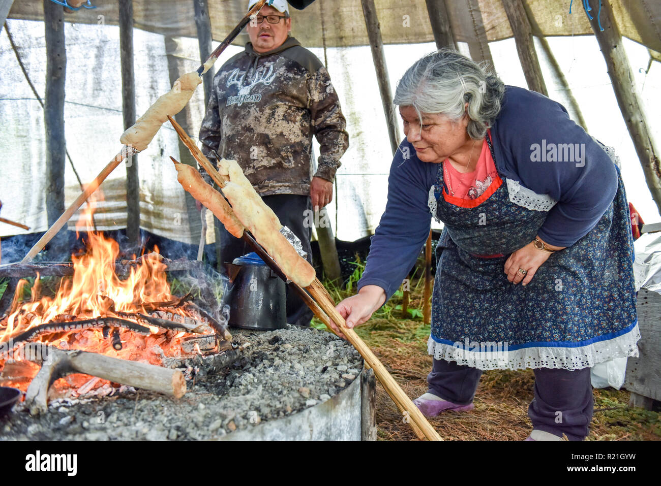 Cree Menschen kochen Wild Geese in einem Tipi im Norden von Quebec Stockfoto