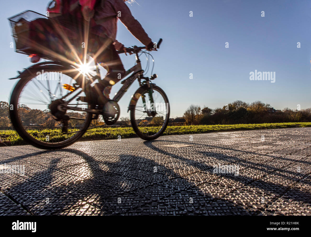 First Solar Radweg in Deutschland, in Erftstadt, einem 90 Meter langen Teststrecke mit Solarmodulen, die auf dem Boden, dass Strom erzeugen Stockfoto