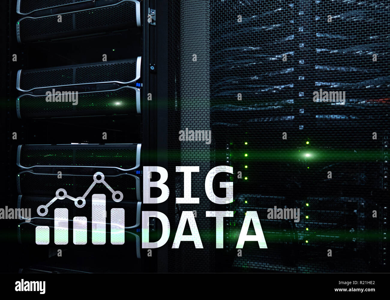 Big Data Analytics, Internet und moderne Technologie Konzept auf Server zimmer Hintergrund. Stockfoto