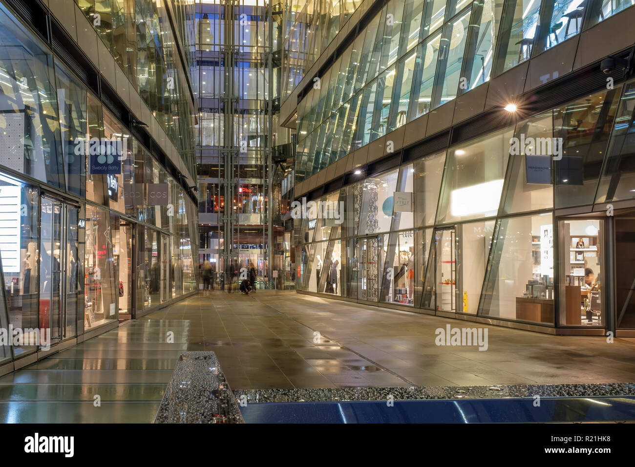 UK, London, EC4M-high-end Einzelhandelsgeschäfte und Restaurants an einem neuen Einkaufszentrum ändern Stockfoto