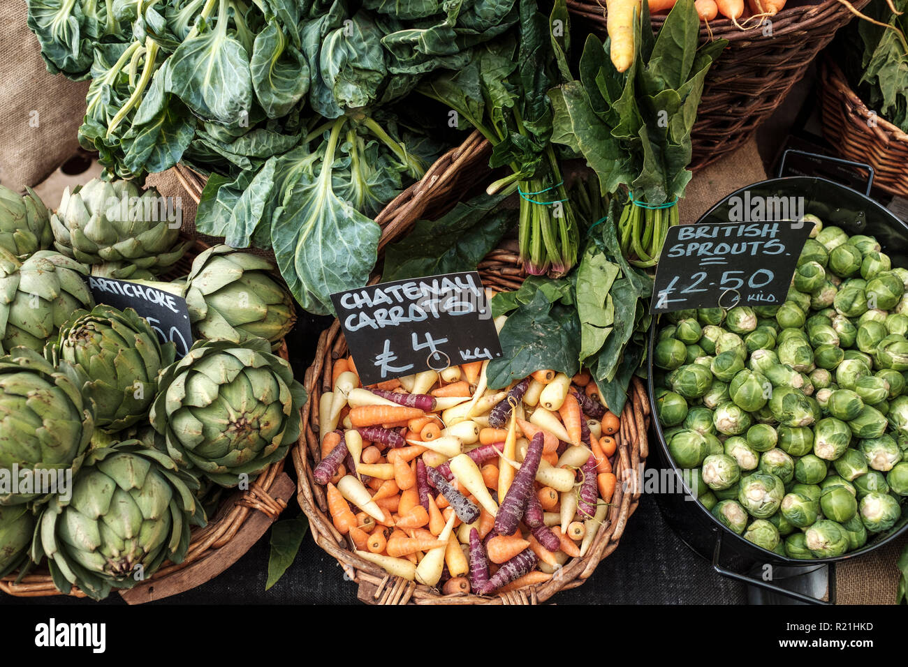 England, London, Borough Market-Organic Gemüse auf dem Display. Stockfoto