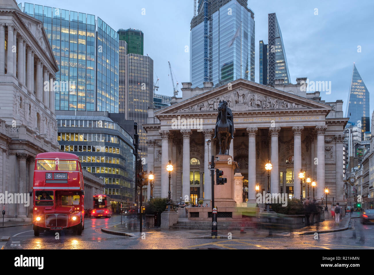 England, London - The Royal Exchange Gebäude bei Nacht Stockfoto