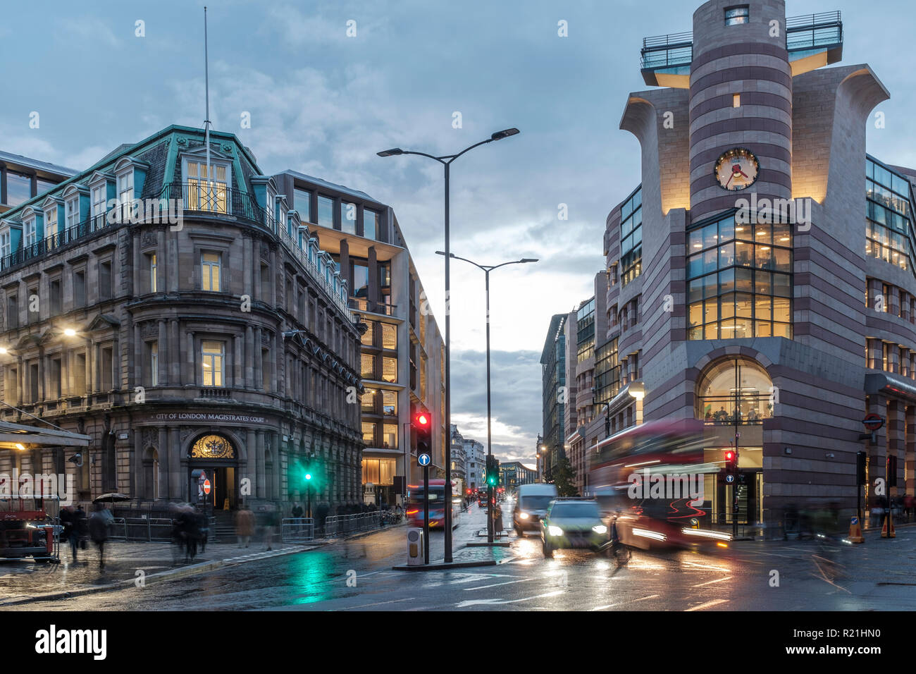 England, London - Verkehr auf Bank Station Junction, der Londoner City Magistrat Hof auf der linken Seite, Queen Victoria Street und Geflügel auf der rechten Seite Stockfoto