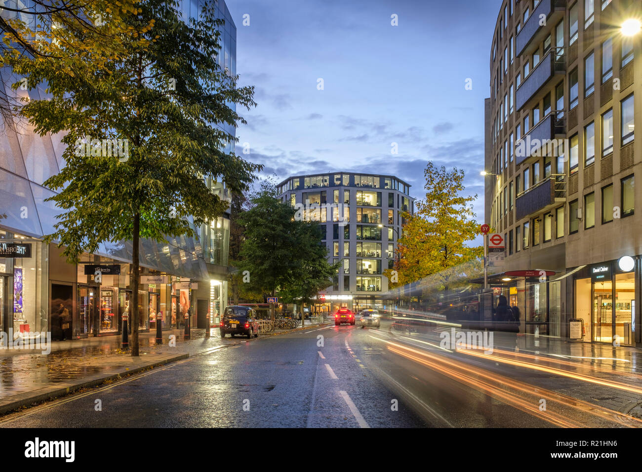 England, London, Cheapside, eine neue Änderung - Verkehr Wanderwege in der Nacht Stockfoto