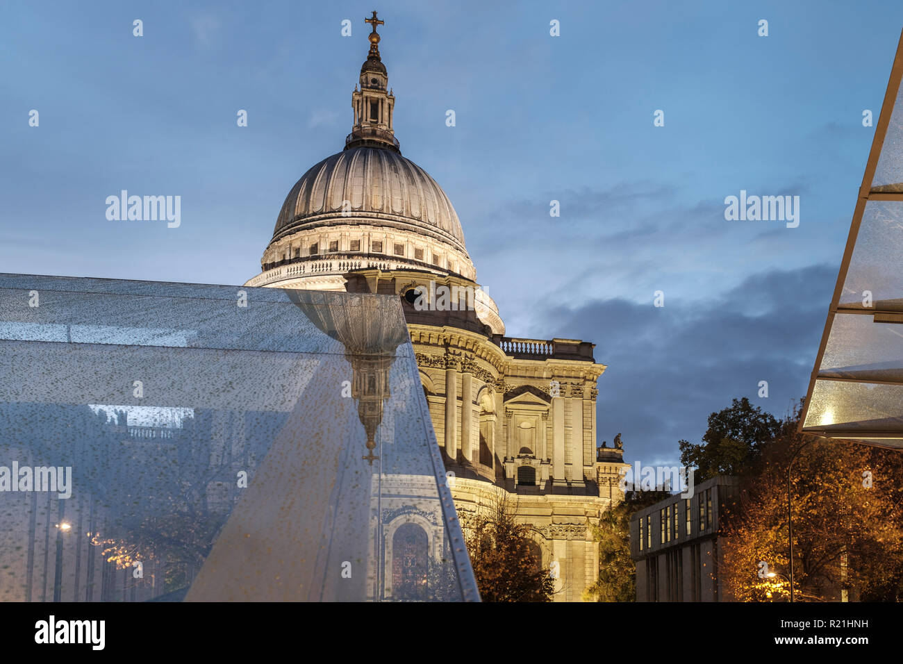 England, London, eine neue Änderung - Saint Paul's Cathedral an einem regnerischen Gebäude Stockfoto