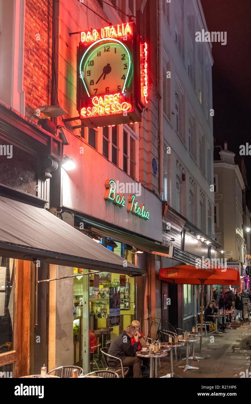 England, London, Soho, Frith Street - Bar Italia bei Nacht Stockfoto