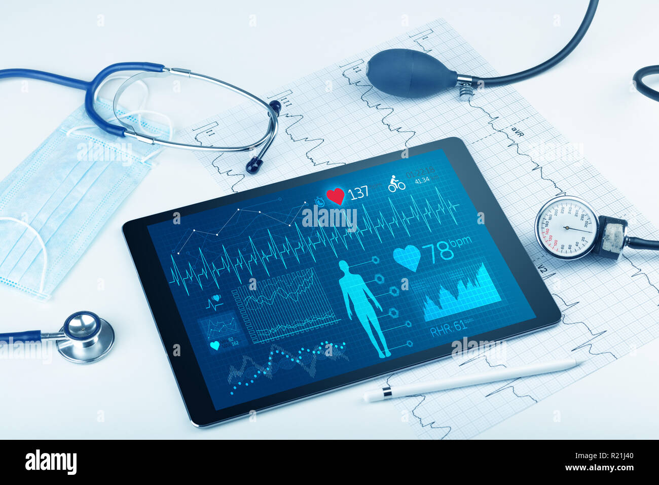 Live medizinische Vorsorgeuntersuchungen mit medizinischen Anwendung auf Tablet Stockfoto