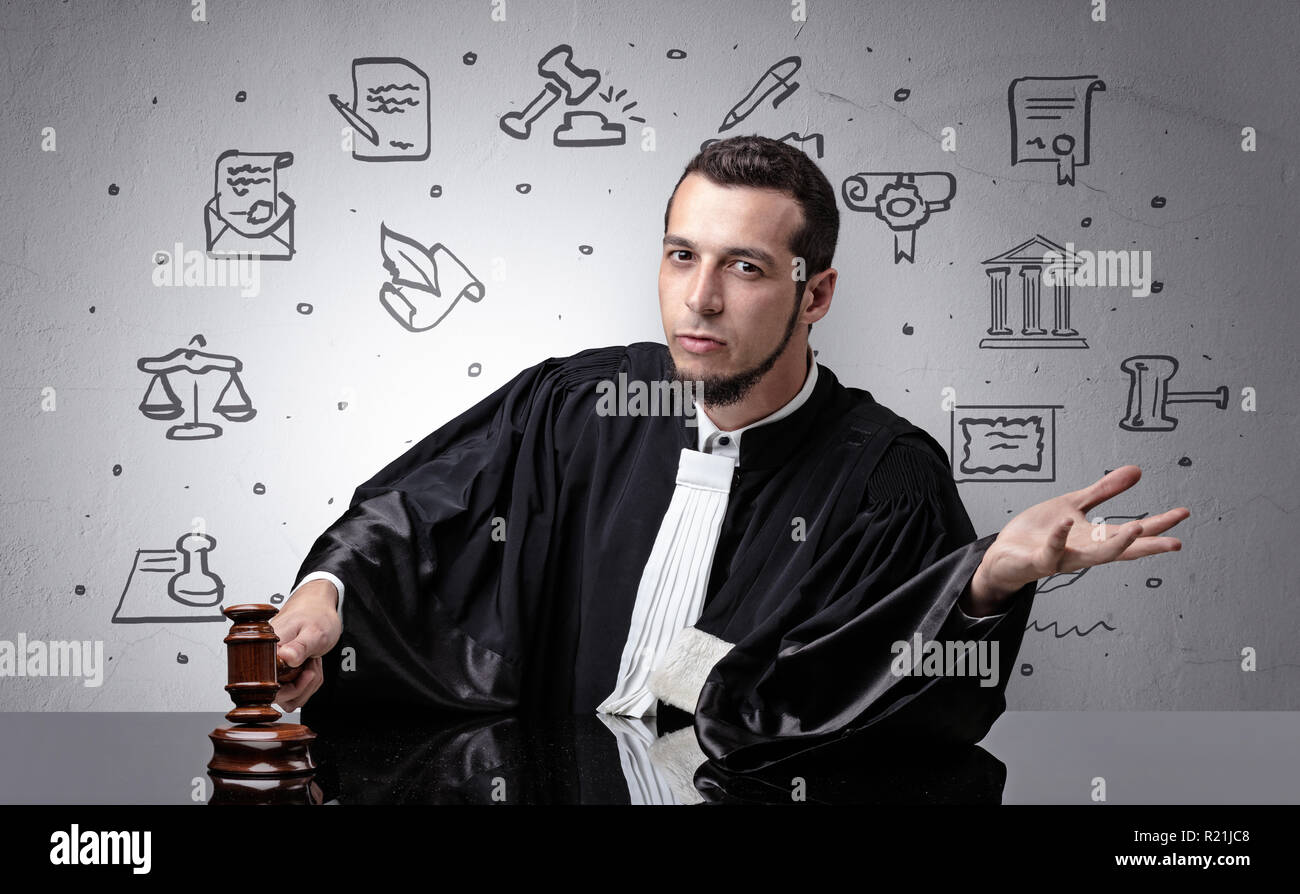 Stattliche Richter mit Gericht Symbole um Stockfoto