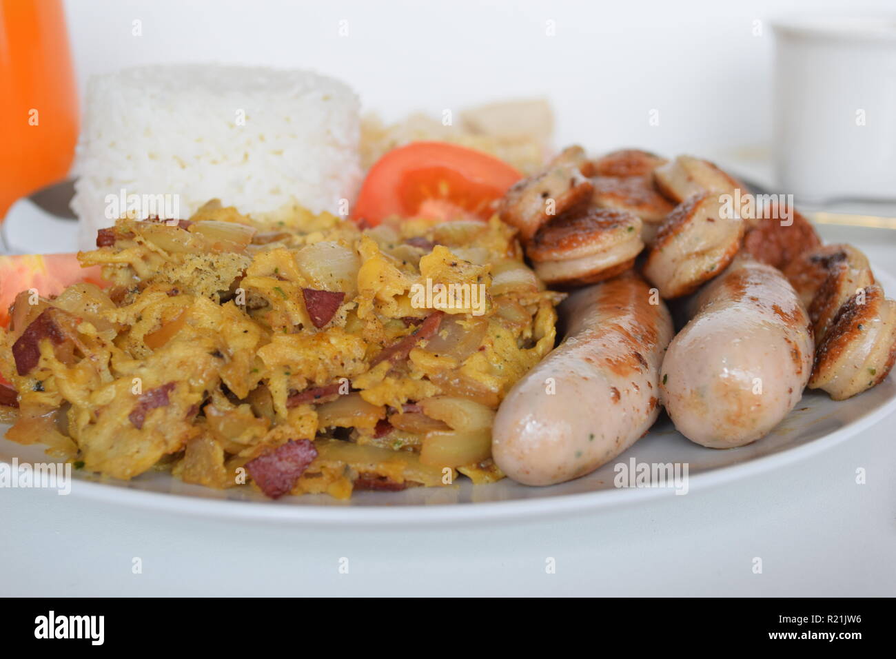 Ein frisch zubereitetes Frühstück mit Ei, Speck, Würstchen, Tomaten und Reis in Lety der Transienten Wohnungen Baguio. Ein frisch zubereitetes Frühstück mit Ei, Speck Stockfoto