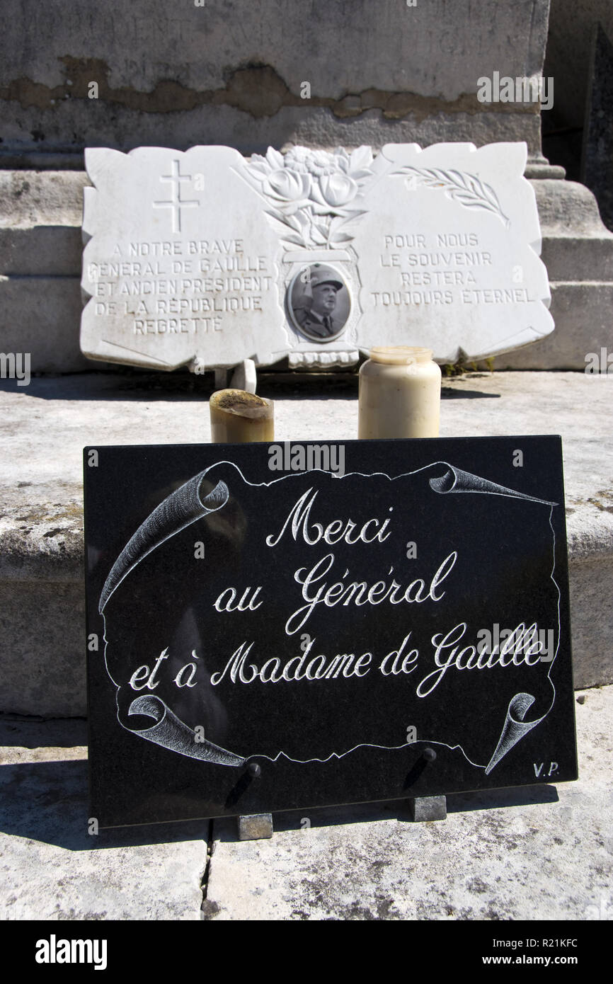 Gedenktafeln angebracht in der Nähe von Charles De Gaulle Grab an der Kirche in Vitry-le-François, Haute-Marne, Frankreich. Stockfoto