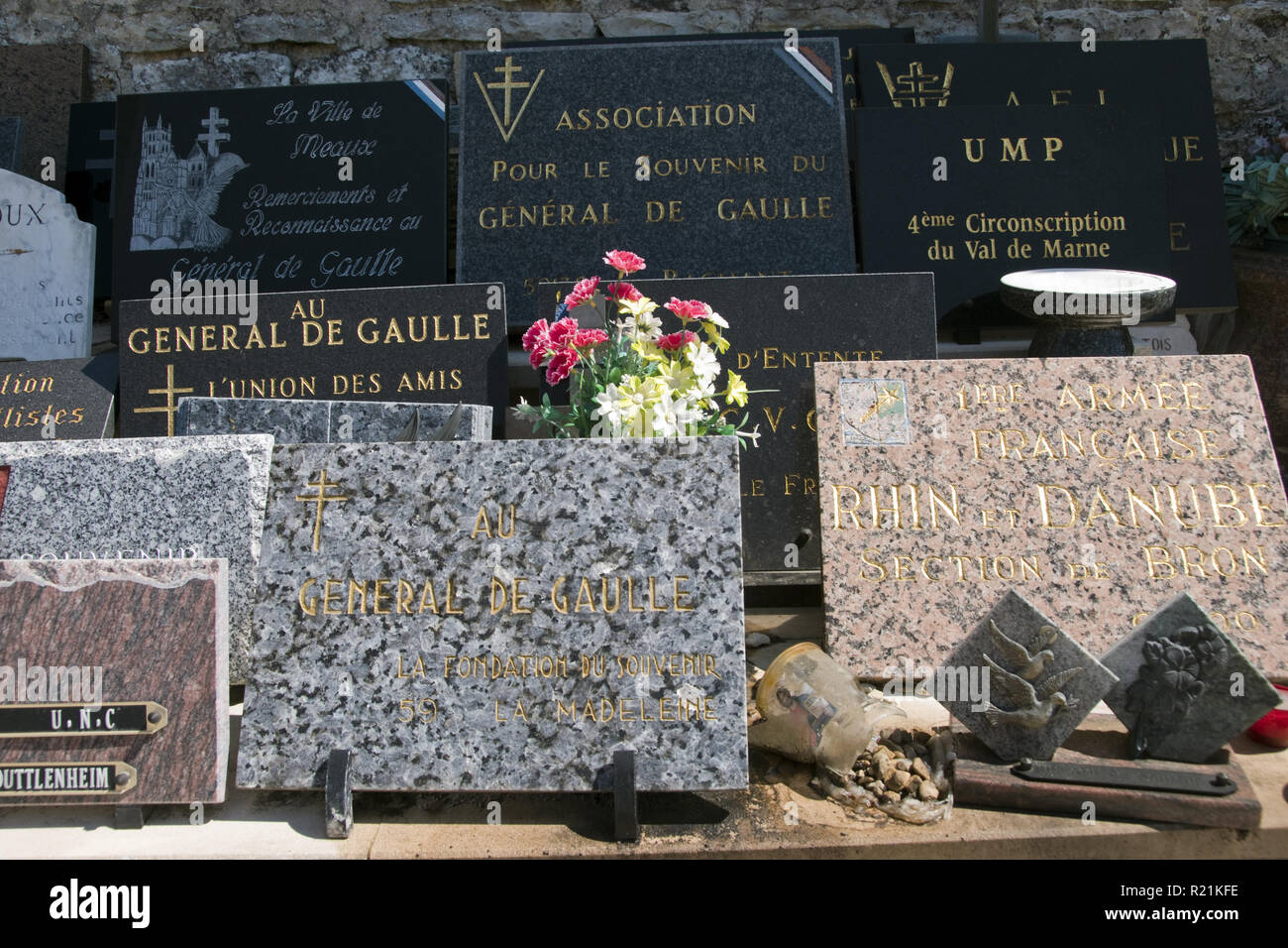 Gedenktafeln angebracht in der Nähe von Charles De Gaulle Grab an der Kirche in Vitry-le-François, Haute-Marne, Frankreich. Stockfoto