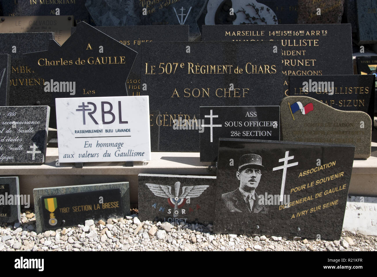 Gedenktafeln angebracht in der Nähe von Charles De Gaulle Grab an der Kirche in Vitry-le-François, Haute-Marne, Frankreich. Stockfoto