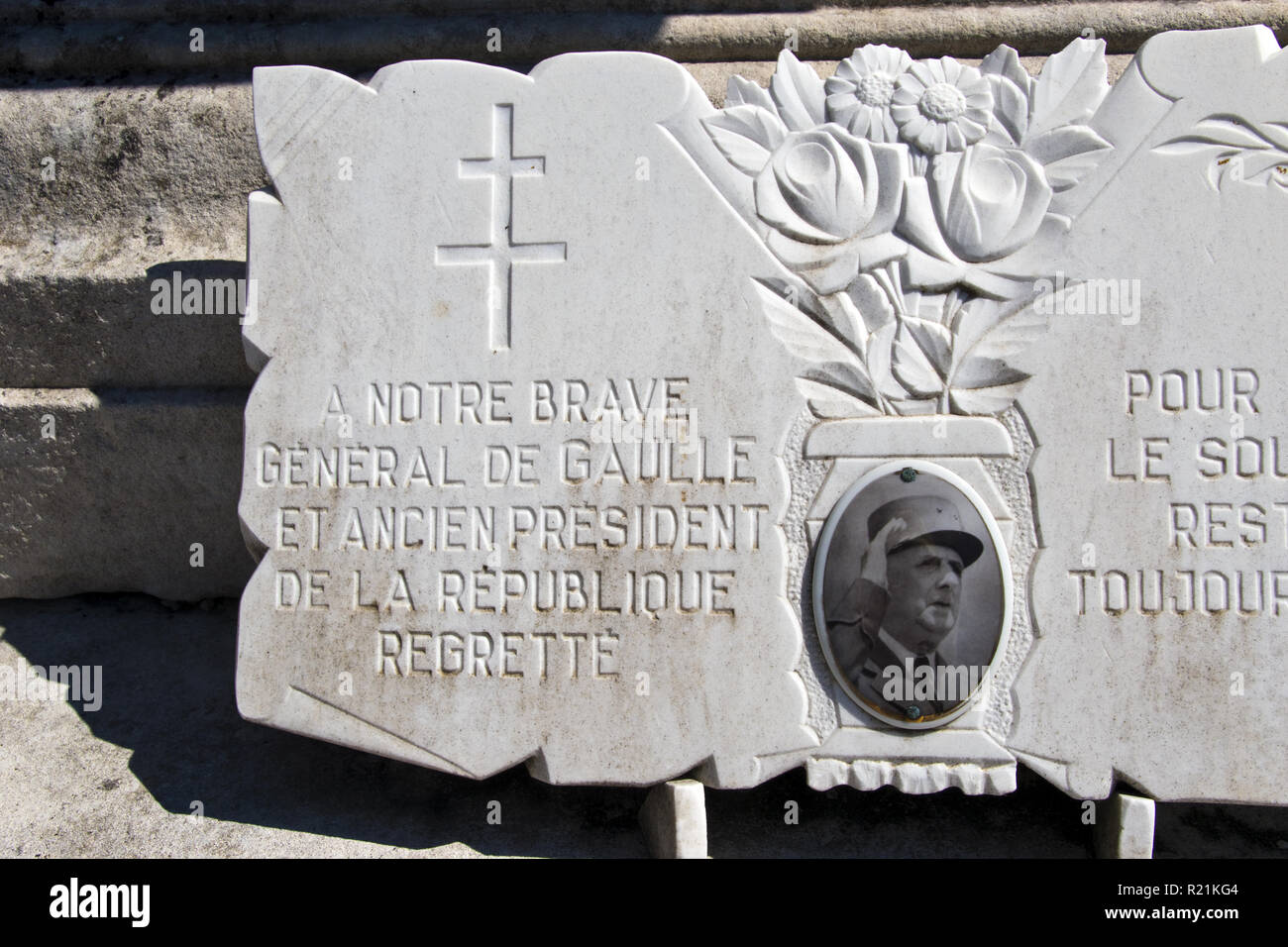 Gedenktafeln angebracht in der Nähe von Charles De Gaulle Grab an der Kirche in Vitry-le-François, Haute-Marne, Frankreich. Stockfoto