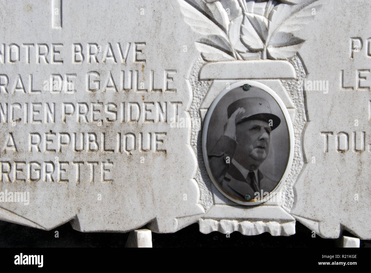 Gedenktafeln angebracht in der Nähe von Charles De Gaulle Grab an der Kirche in Vitry-le-François, Haute-Marne, Frankreich. Stockfoto