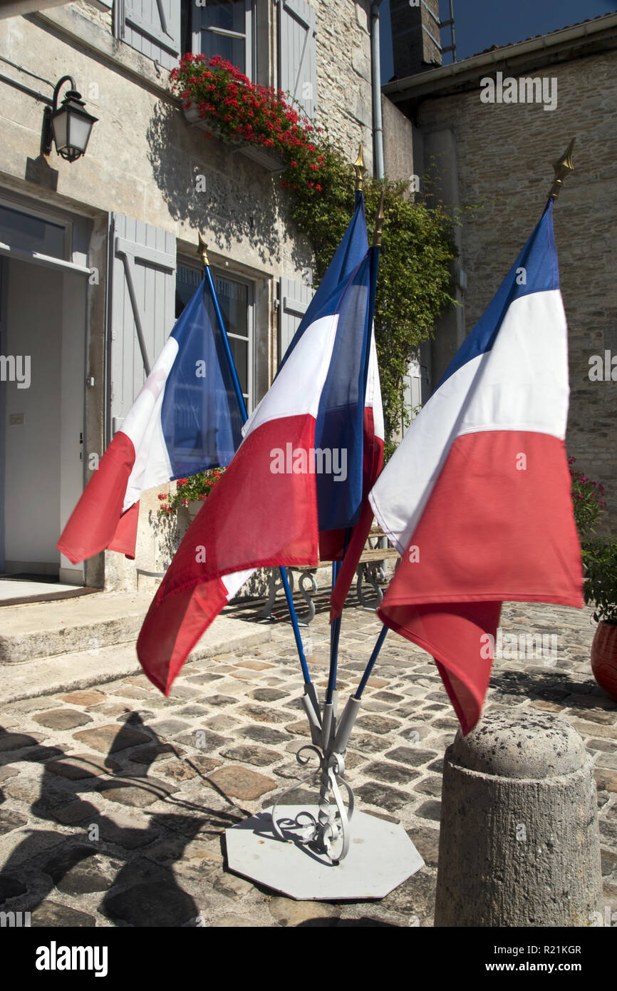 Souvenir französische Fahnen zum Verkauf in einem Laden in Vitry-le-François, das Dorf, das Haus wurde von Präsident Charles De Gaulle in Frankreich. Stockfoto