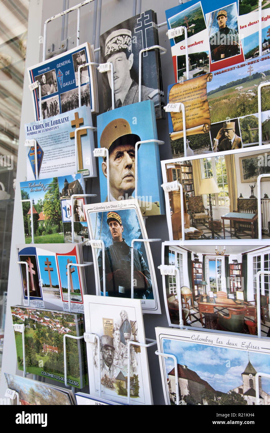 Postkarten zum Verkauf in einem Laden in Vitry-le-François, das Dorf, das Haus wurde von Präsident Charles De Gaulle in Frankreich. Stockfoto
