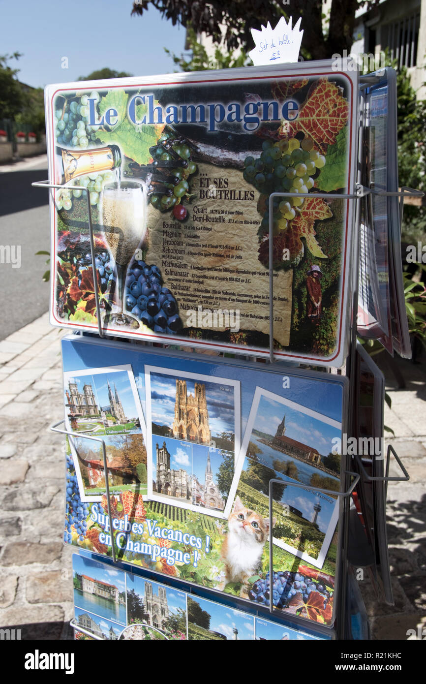 Souvenir Tischsets zum Verkauf in einem Laden in Vitry-le-François, das Dorf, das Haus war Charles De Gaulle, Frankreich. Stockfoto