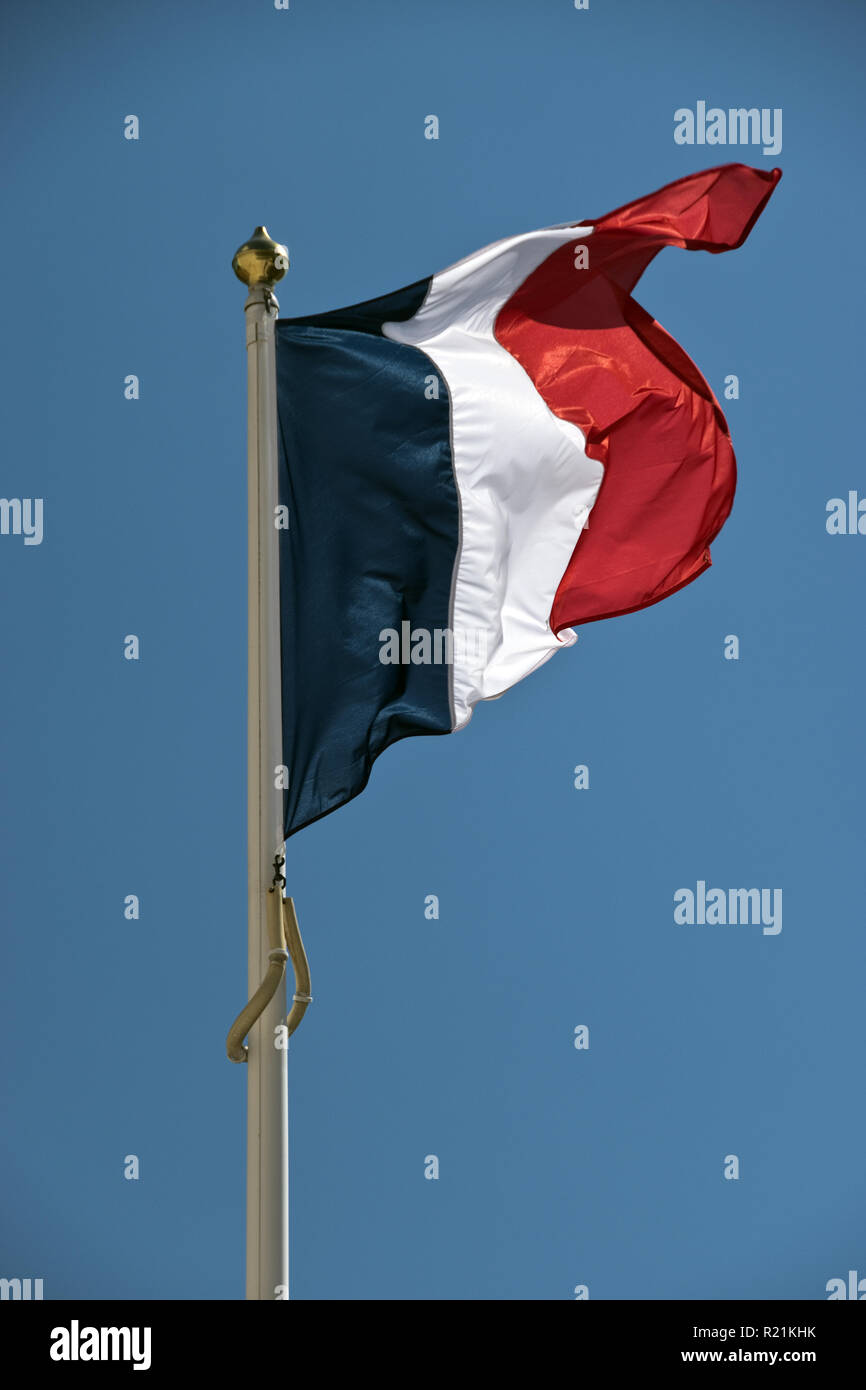 Die französische Flagge am Denkmal und Museum zu Charles De Gaulle eingeweiht in Vitry-le-François, Frankreich. Stockfoto