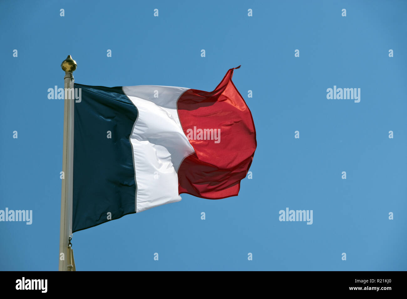 Die französische Flagge am Denkmal und Museum zu Charles De Gaulle eingeweiht in Vitry-le-François, Frankreich. Stockfoto