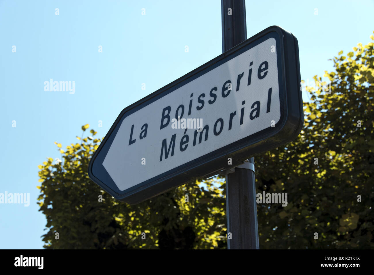 Direktionale Zeichen weist auf La Boisserie, der Heimat des französischen Präsidenten und General Charles de Gaulle in Vitry-le-François, Haute-Marne, Frankreich. Stockfoto
