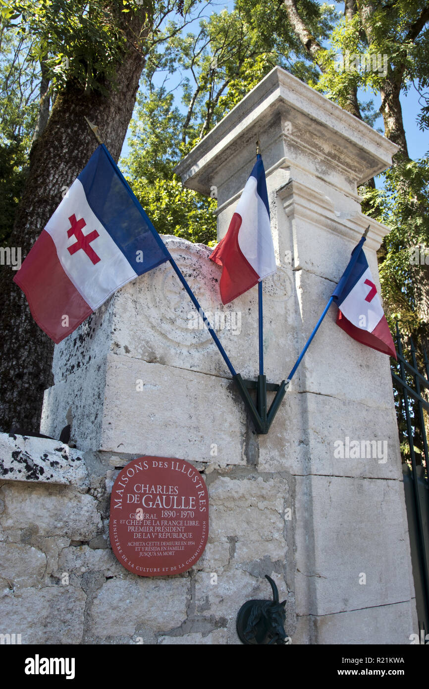 Flaggen zieren den Eingang von La Boisserie, der Heimat des französischen Präsidenten und General Charles de Gaulle in Vitry-le-François, Frankreich. Stockfoto