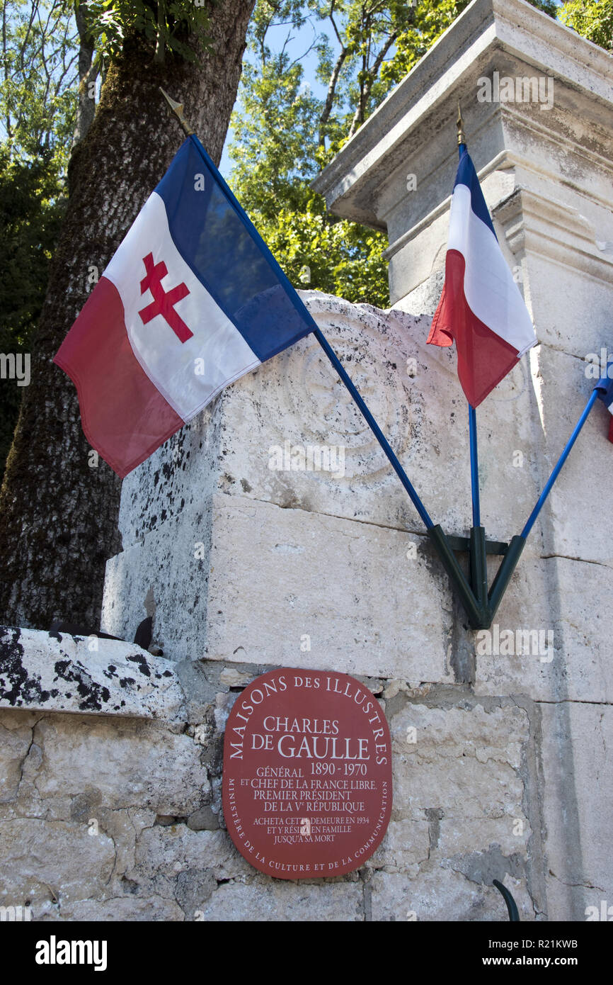Flaggen zieren den Eingang von La Boisserie, der Heimat des französischen Präsidenten und General Charles de Gaulle in Vitry-le-François, Frankreich. Stockfoto