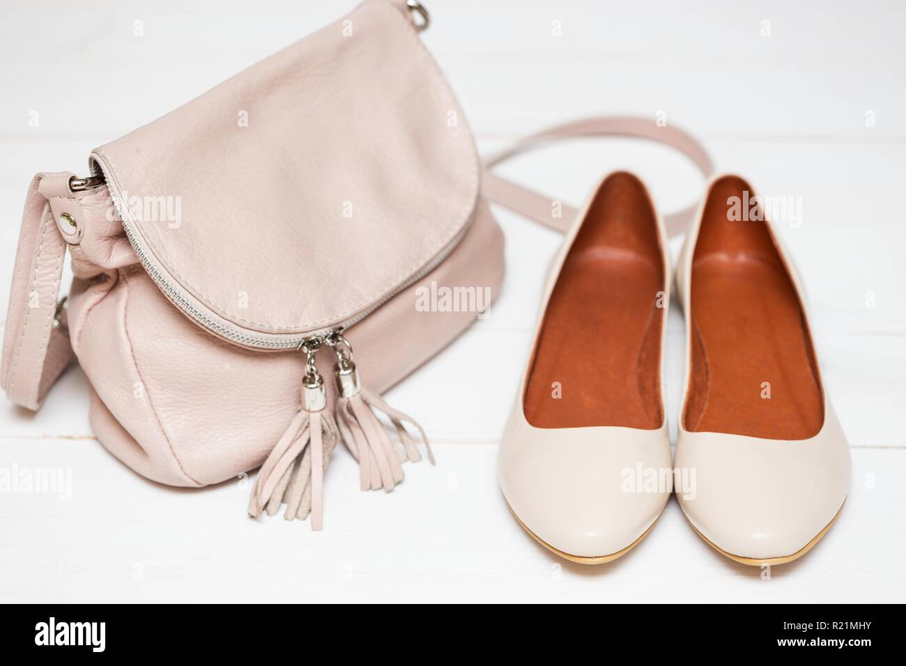 Cross-body Tasche und Schuhe auf weißem Hintergrund Stockfoto