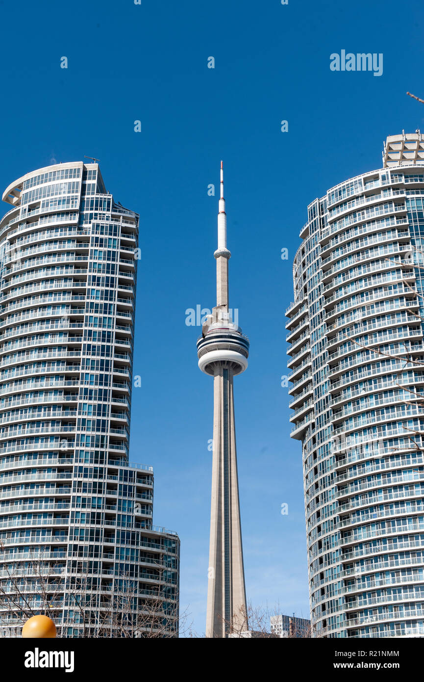 CN Tower zwischen neue Wohnung Gebäude gesehen, Toronto, Ontario, Kanada Stockfoto