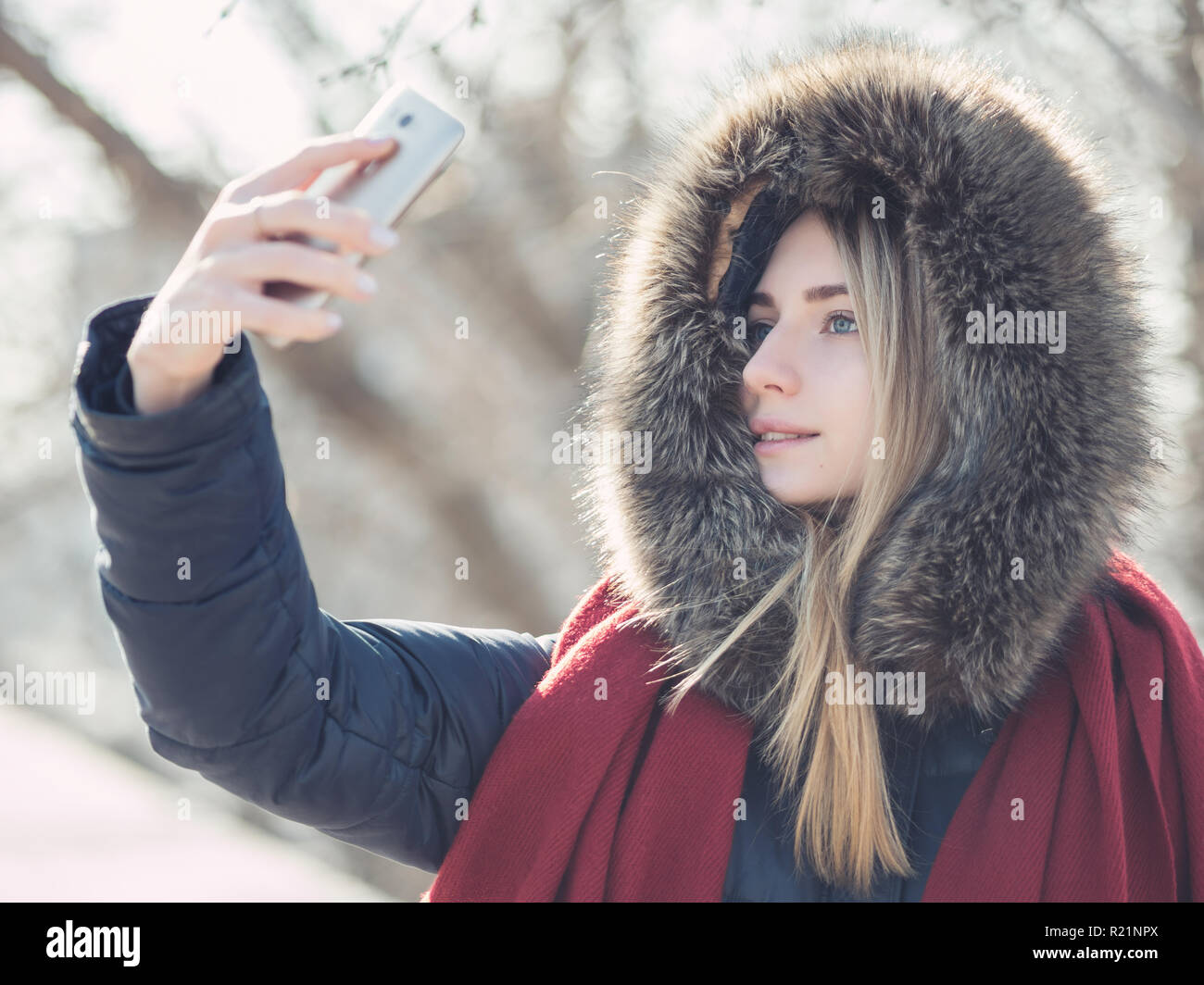 Junge Mädchen eine selfie im Freien. Stockfoto