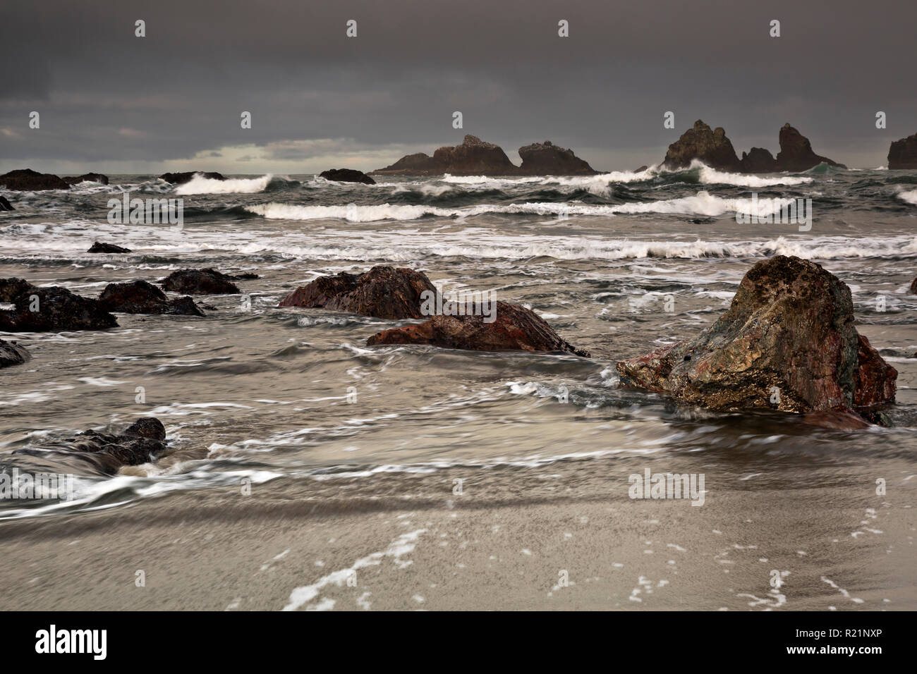 Oder 02407-00 ... OREGON - Off-shore Inseln und seastacks sind gut verwendet Vogel Nistplätze in der Bandon State Natural Area auf der Oregon Küste. Stockfoto