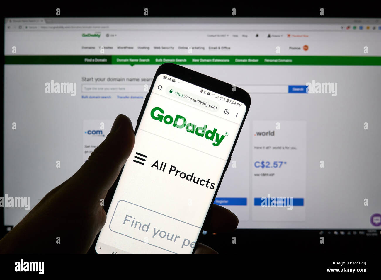 MONTREAL, KANADA - 3. OKTOBER 2018: GoDaddy Seite, Logo und Anwendungen, die auf einem S8 Samsung Handy. GoDaddy ist eine US-amerikanische öffentlich Internet Domain reg gehandelt Stockfoto