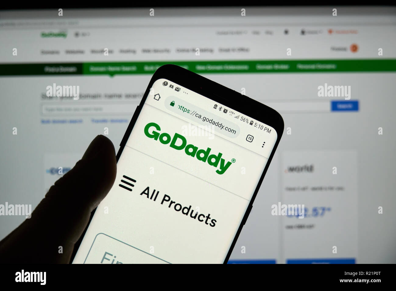 MONTREAL, KANADA - 3. OKTOBER 2018: GoDaddy Seite, Logo und Anwendungen, die auf einem S8 Samsung Handy. GoDaddy ist eine US-amerikanische öffentlich Internet Domain reg gehandelt Stockfoto