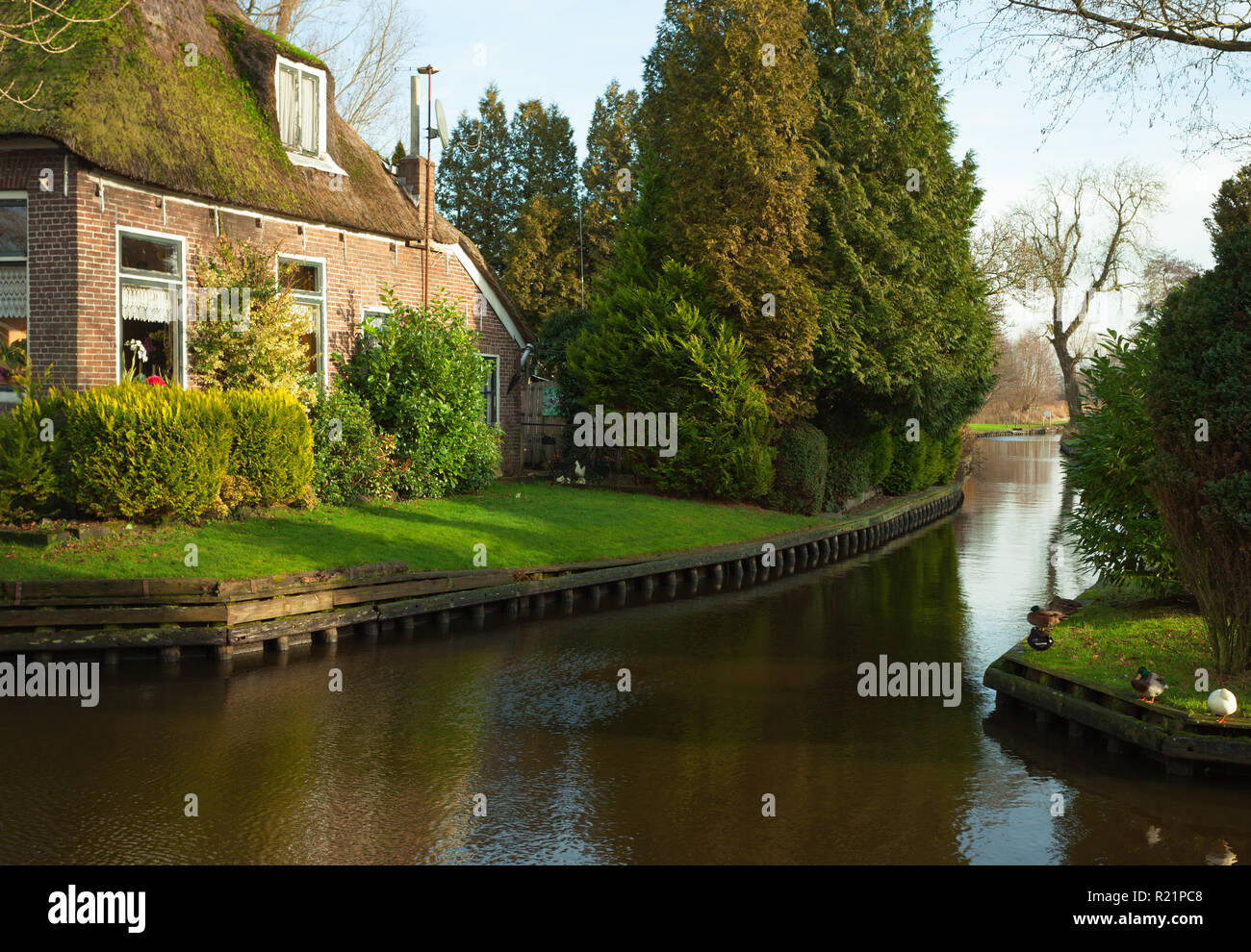 Kanal in Giethoorn. Giethoorn ist eine Gemeinde in der niederländischen Provinz Overijssel. Stockfoto