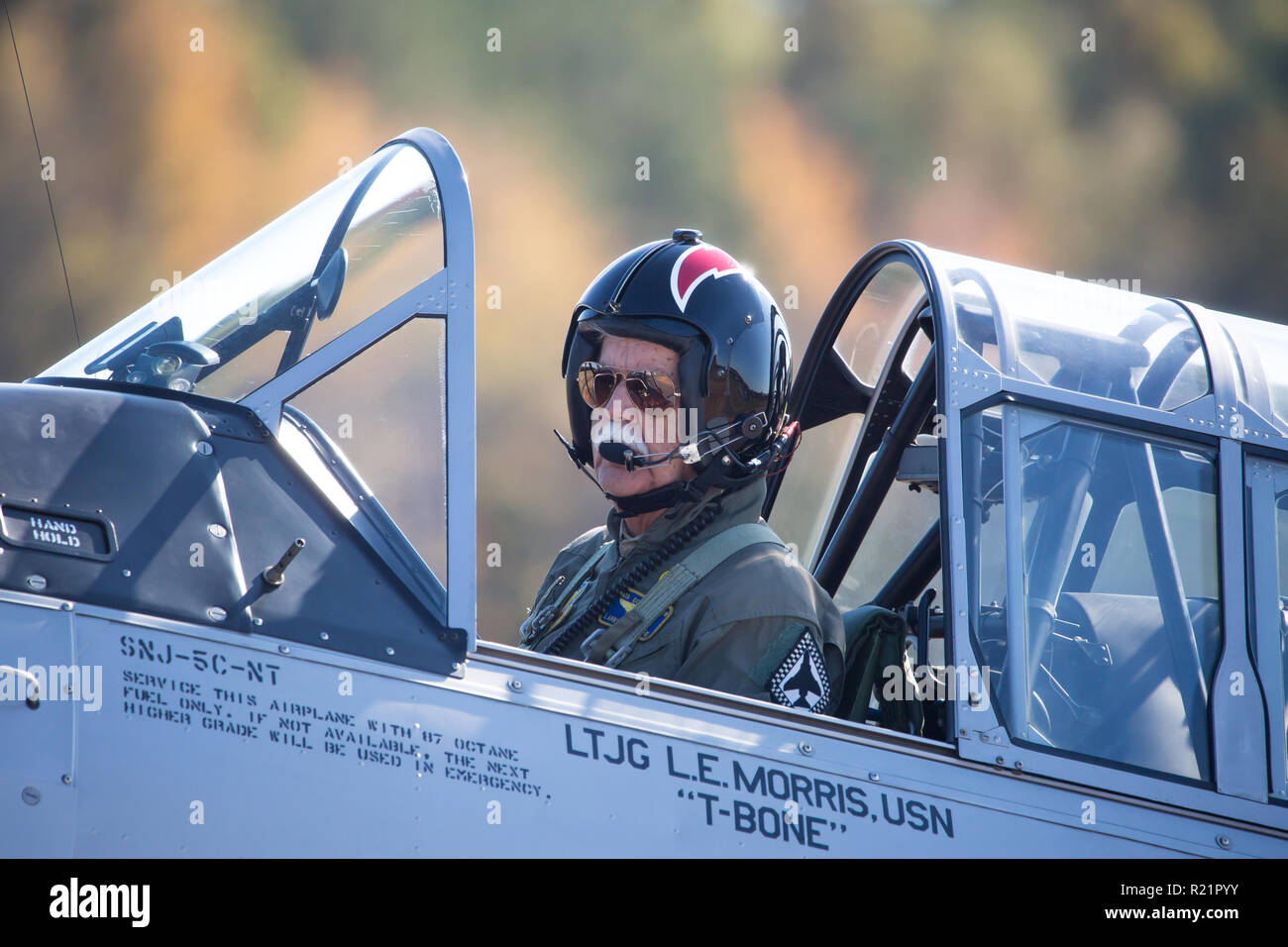 MONROE, NC (USA) - 10. November 2018: EIN Pilot sitzt im Cockpit eines T-6 Texan Flugzeuge während der warbirds über Monroe Air Show. Stockfoto