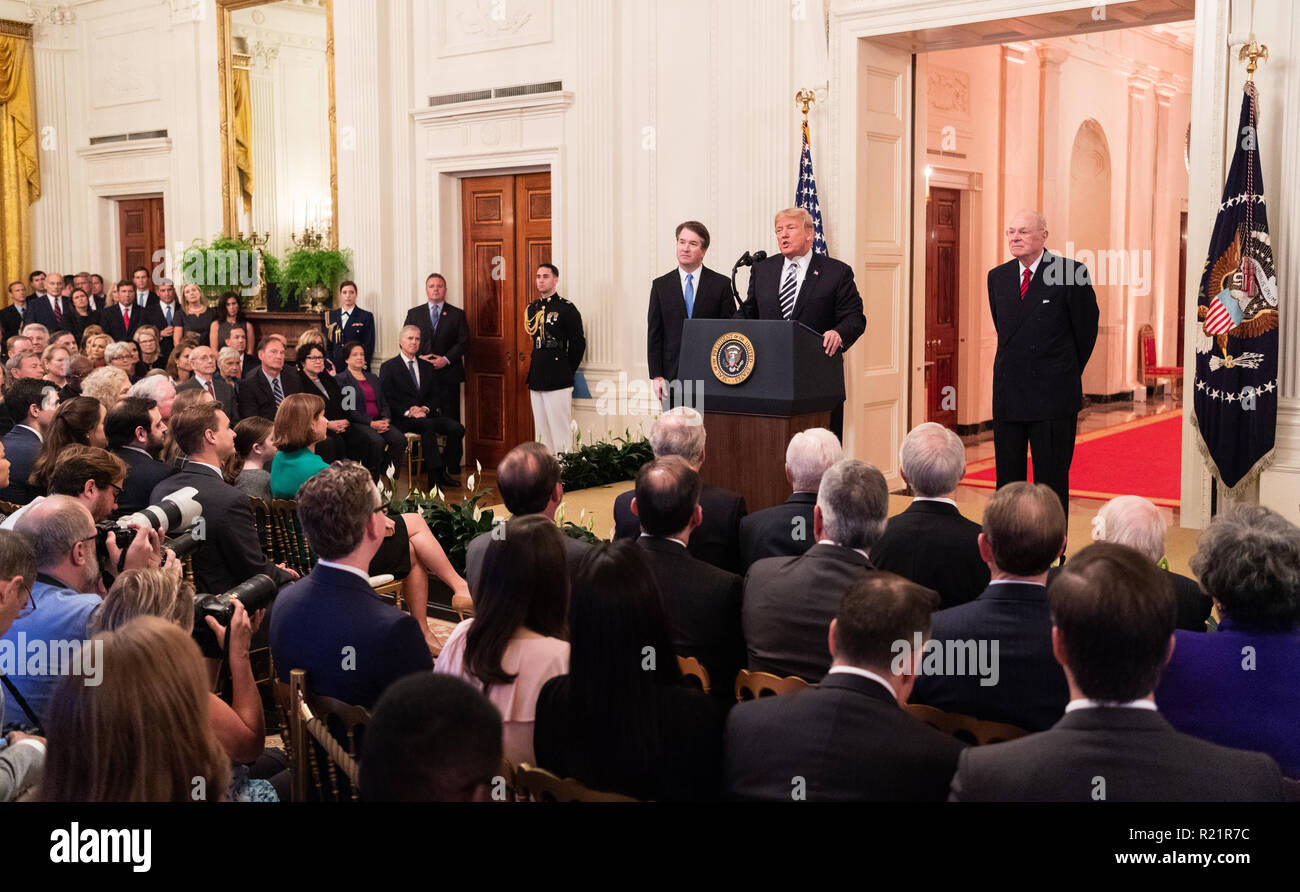 Präsident Donald Trump, Brett Kavanaugh und ehemaligen Obersten Gerichtshofs Anthony Kennedy bei der Vereidigung von Brett Kavanaugh als Gerechtigkeit Verknüpfen von Th Stockfoto