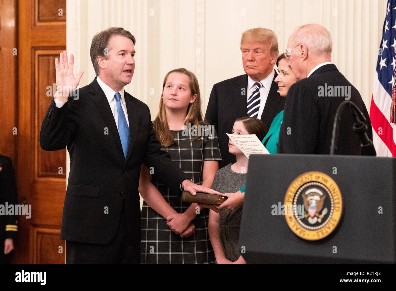 Ehemaligen Obersten Gerichtshofs Anthony Kennedy Vereidigung Brett Kavanaugh als Gerechtigkeit Verbinden des Obersten Gerichts im East Room des Weißen Hauses in Stockfoto